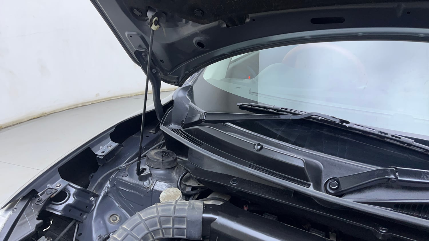 Used 2022 Maruti Suzuki Swift VXi Petrol Manual engine ENGINE RIGHT SIDE HINGE & APRON VIEW