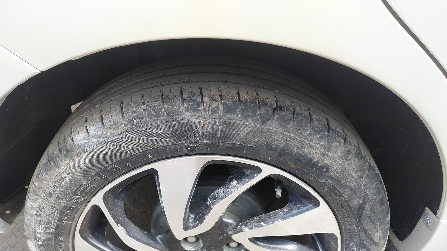 Used 2021 Maruti Suzuki Baleno Zeta Petrol Manual tyres RIGHT REAR TYRE TREAD VIEW