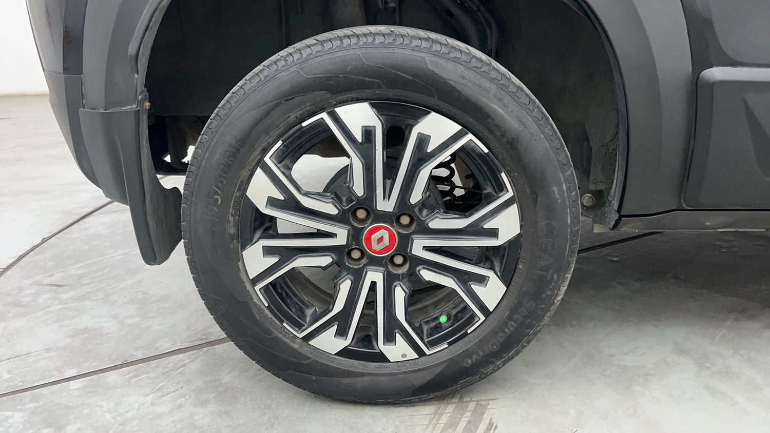 Used 2023 Renault Kiger RXZ Turbo CVT Petrol Automatic tyres RIGHT REAR TYRE RIM VIEW