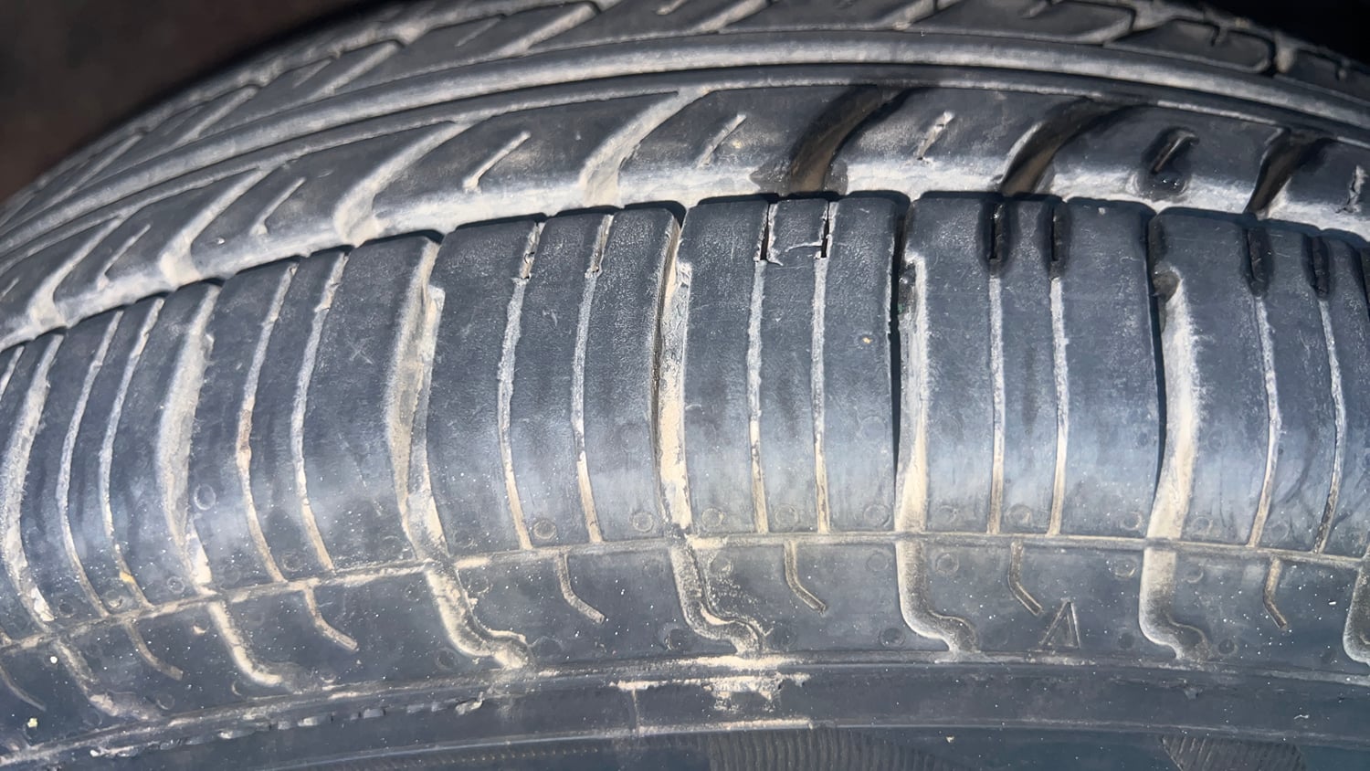 Used 2013 Maruti Suzuki Swift VXi Petrol Manual tyres RIGHT FRONT TYRE TREAD VIEW