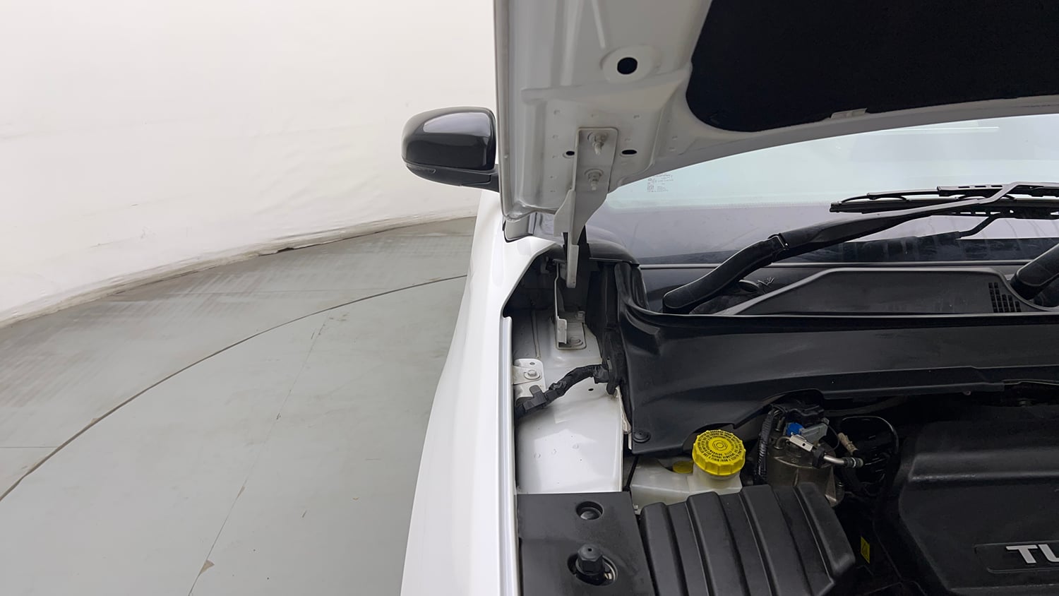 Used 2024 Jeep Compass Limited (O) 2.0 Diesel Diesel Manual engine ENGINE RIGHT SIDE HINGE & APRON VIEW