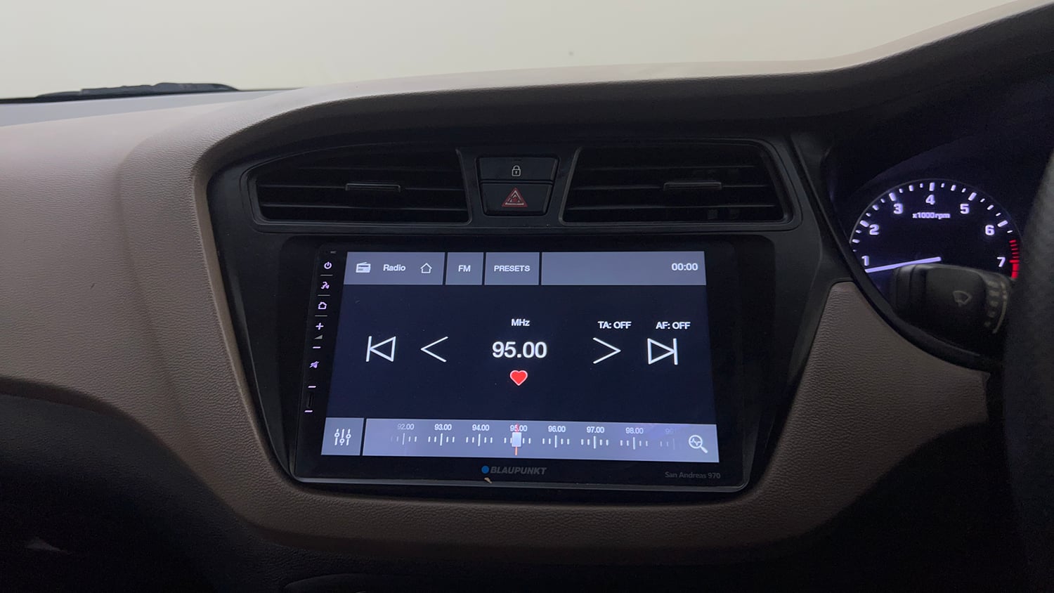 Used 2017 Hyundai Elite i20 Sportz 1.2 Petrol Manual top_features Integrated (in-dash) music system