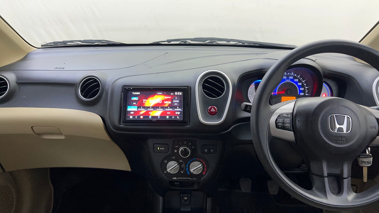 Used 2014 Honda Mobilio V Petrol Petrol Manual interior MUSIC SYSTEM & AC CONTROL VIEW