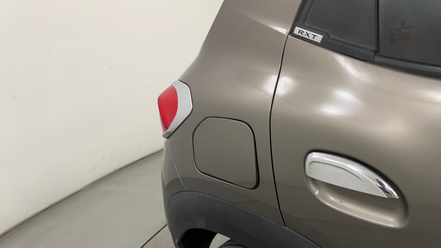 Used 2016 Renault Kwid RXT Petrol Manual dents MINOR SCRATCH