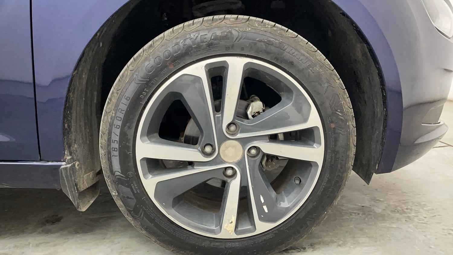 Used 2025 Tata Altroz XZ Petrol Petrol Manual tyres RIGHT FRONT TYRE RIM VIEW