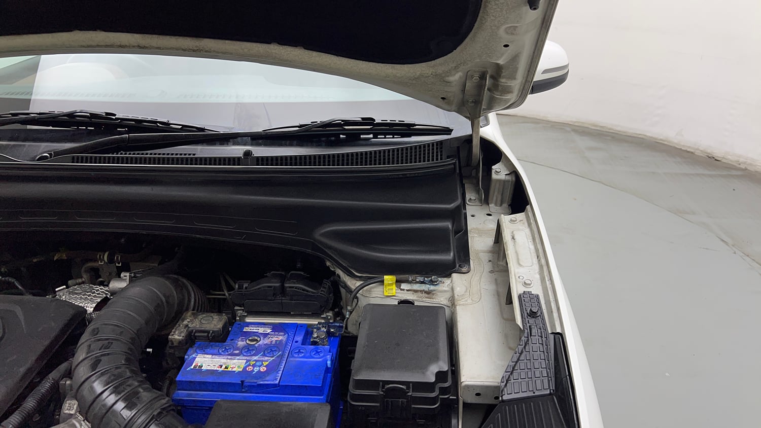 Used 2022 Hyundai Alcazar Prestige Exe (O) 7 STR 1.5 Diesel AT Diesel Automatic engine ENGINE LEFT SIDE HINGE & APRON VIEW
