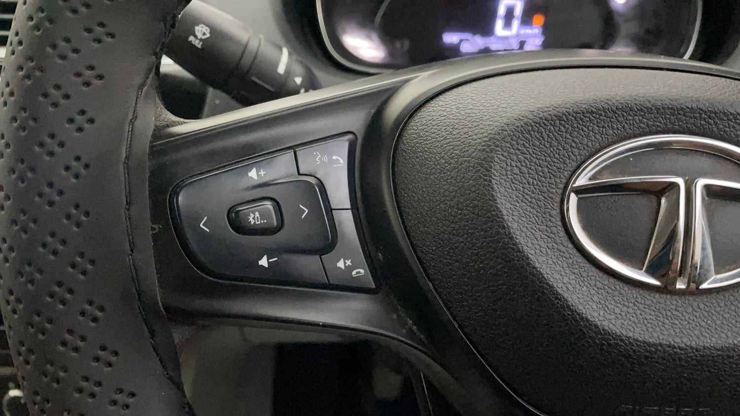 Used 2022 Tata Tiago XT (O) Petrol Manual top_features Steering mounted controls