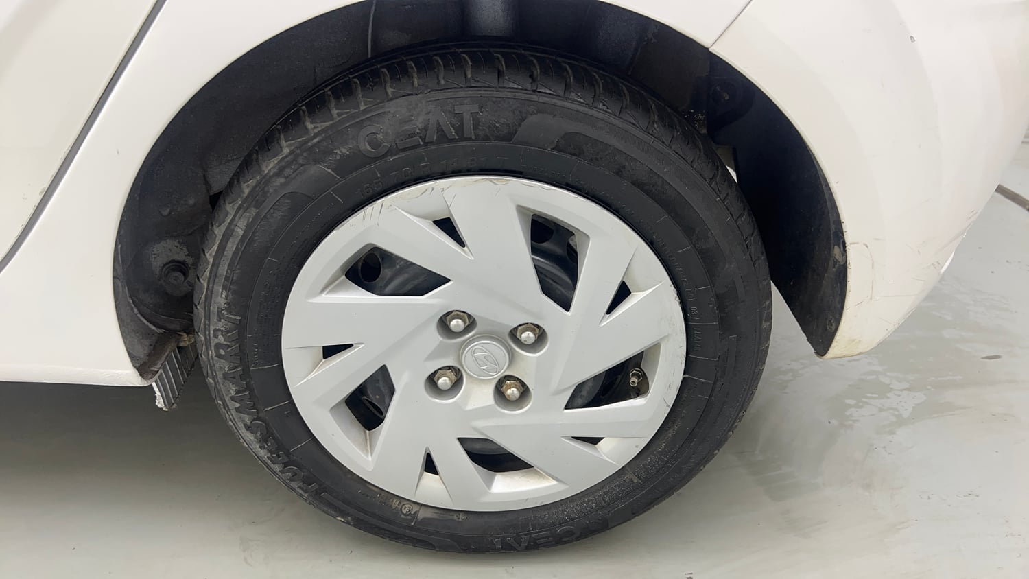 Used 2024 Hyundai Grand i10 Nios Magna 1.2 Kappa Petrol+CNG (Outside Fitted) Cng Manual tyres LEFT REAR TYRE RIM VIEW