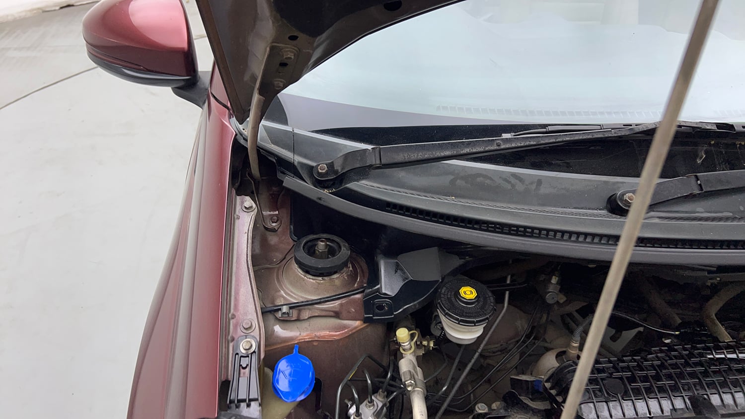 Used 2015 Honda Amaze 1.2 S i-VTEC Petrol Manual engine ENGINE RIGHT SIDE HINGE & APRON VIEW