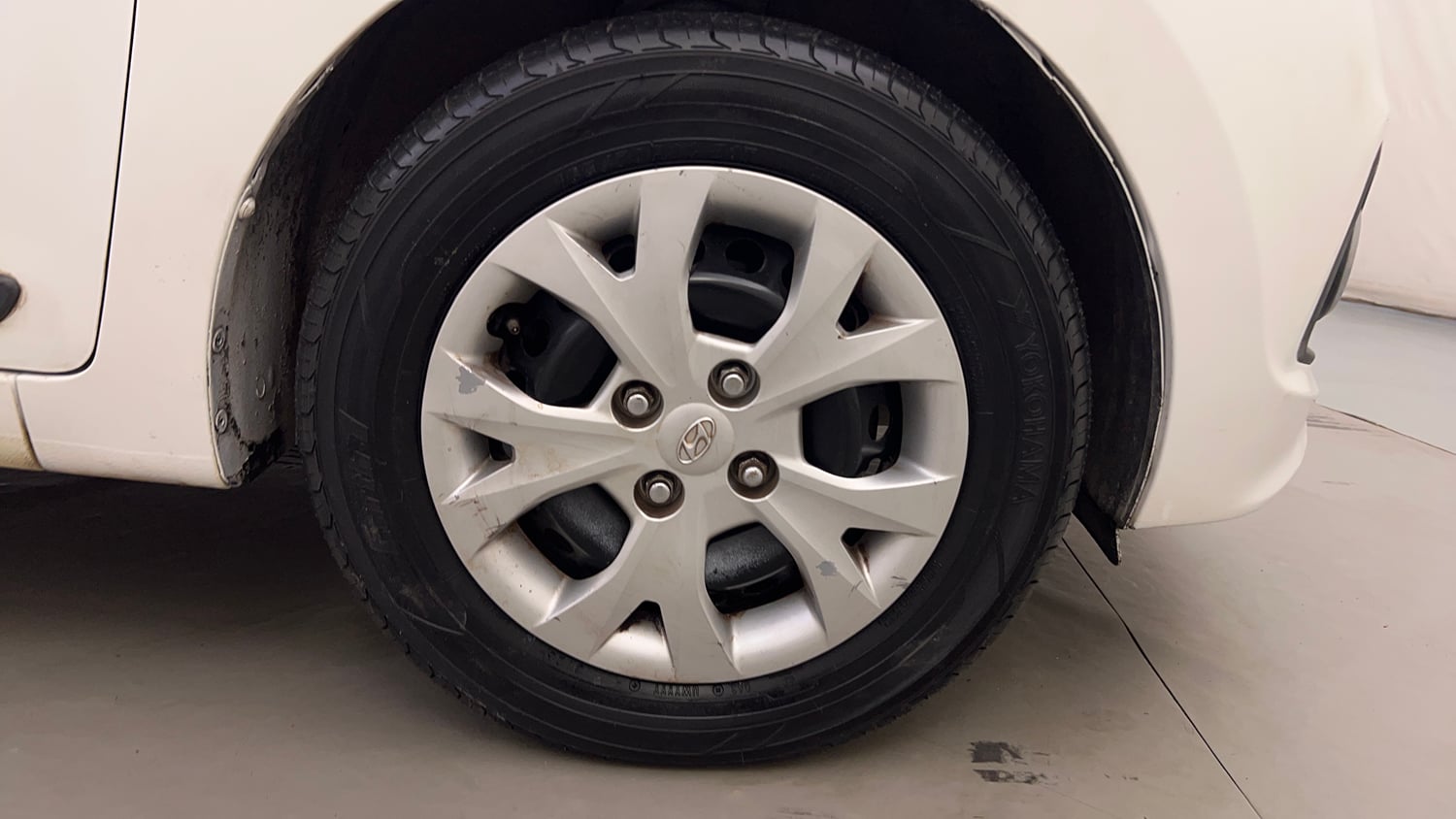Used 2014 Hyundai Grand i10 Sportz 1.2 Kappa VTVT Petrol Manual tyres RIGHT FRONT TYRE RIM VIEW