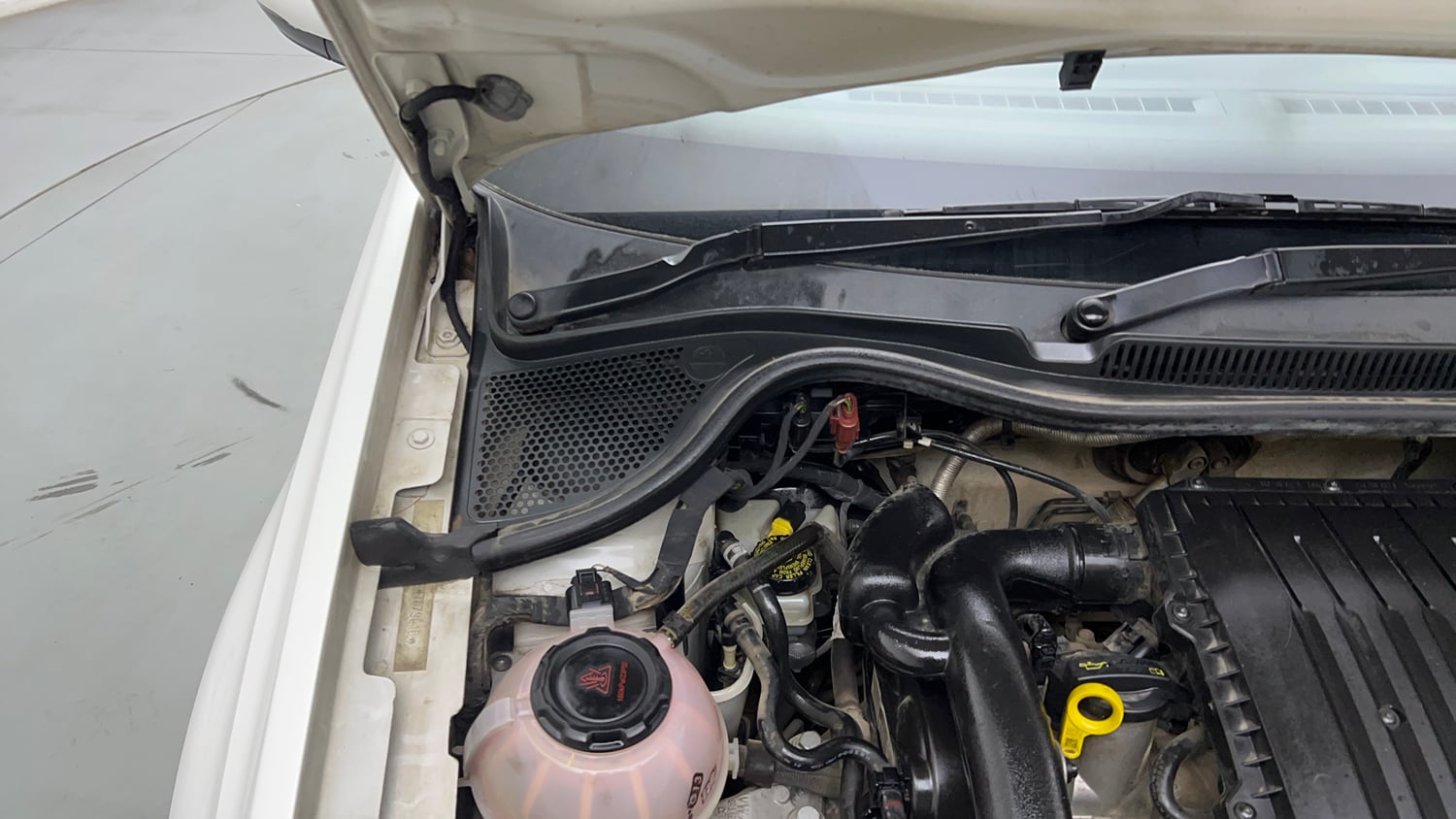 Used 2019 Volkswagen Ameo  1.0 Trendline Petrol + CNG(Outside Fitted) Petrol+cng Manual engine ENGINE RIGHT SIDE HINGE & APRON VIEW