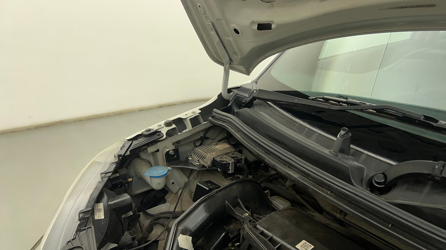 Used 2023 Maruti Suzuki Wagon R VXI 1.0 CNG Cng Manual engine ENGINE RIGHT SIDE HINGE & APRON VIEW