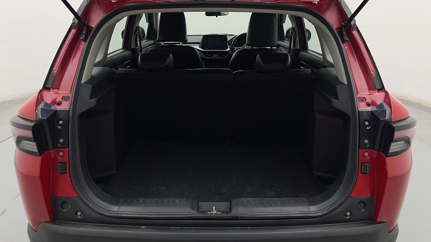Used 2023 Maruti Suzuki Brezza Zxi Dual Tone Petrol Manual interior DICKY INSIDE VIEW