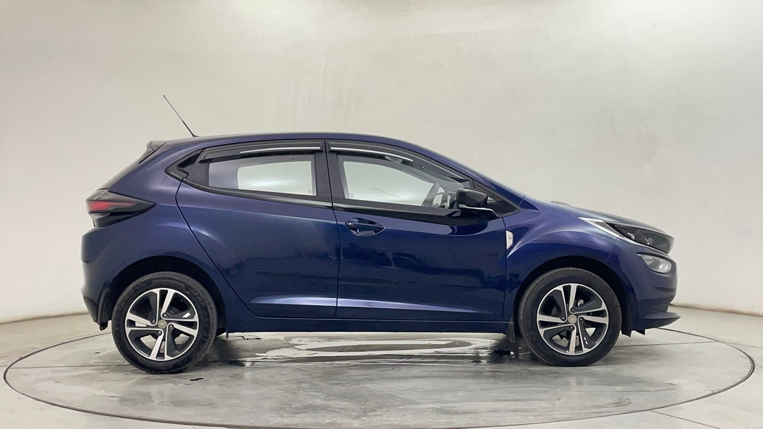 Used 2025 Tata Altroz XZ Petrol Petrol Manual exterior RIGHT SIDE VIEW