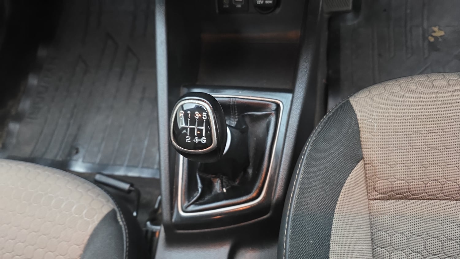 Used 2017 Hyundai Elite i20 Sportz 1.4 CRDI Diesel Manual interior GEAR  KNOB VIEW