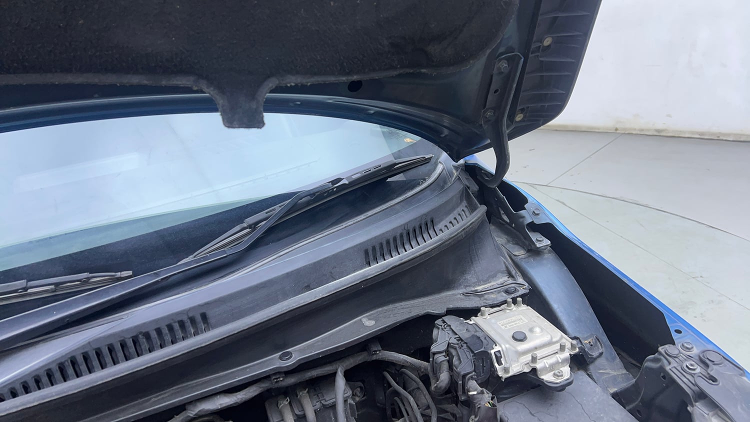 Used 2019 Maruti Suzuki Ignis [2017-2020] Zeta AMT Petrol Dual Tone Petrol Automatic engine ENGINE LEFT SIDE HINGE & APRON VIEW