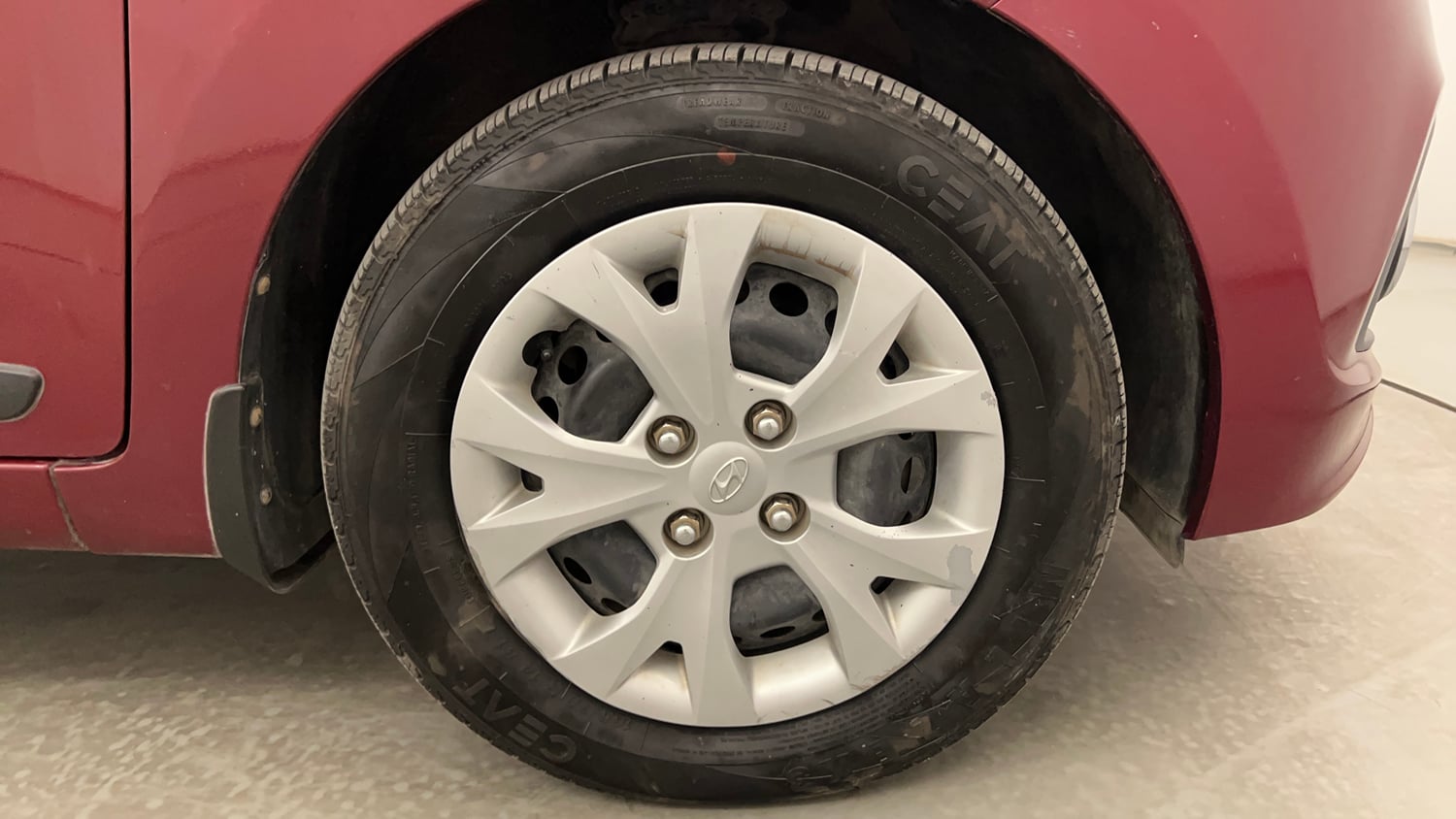 Used 2016 Hyundai Grand i10 Sportz 1.2 Kappa VTVT Petrol Manual tyres RIGHT FRONT TYRE RIM VIEW