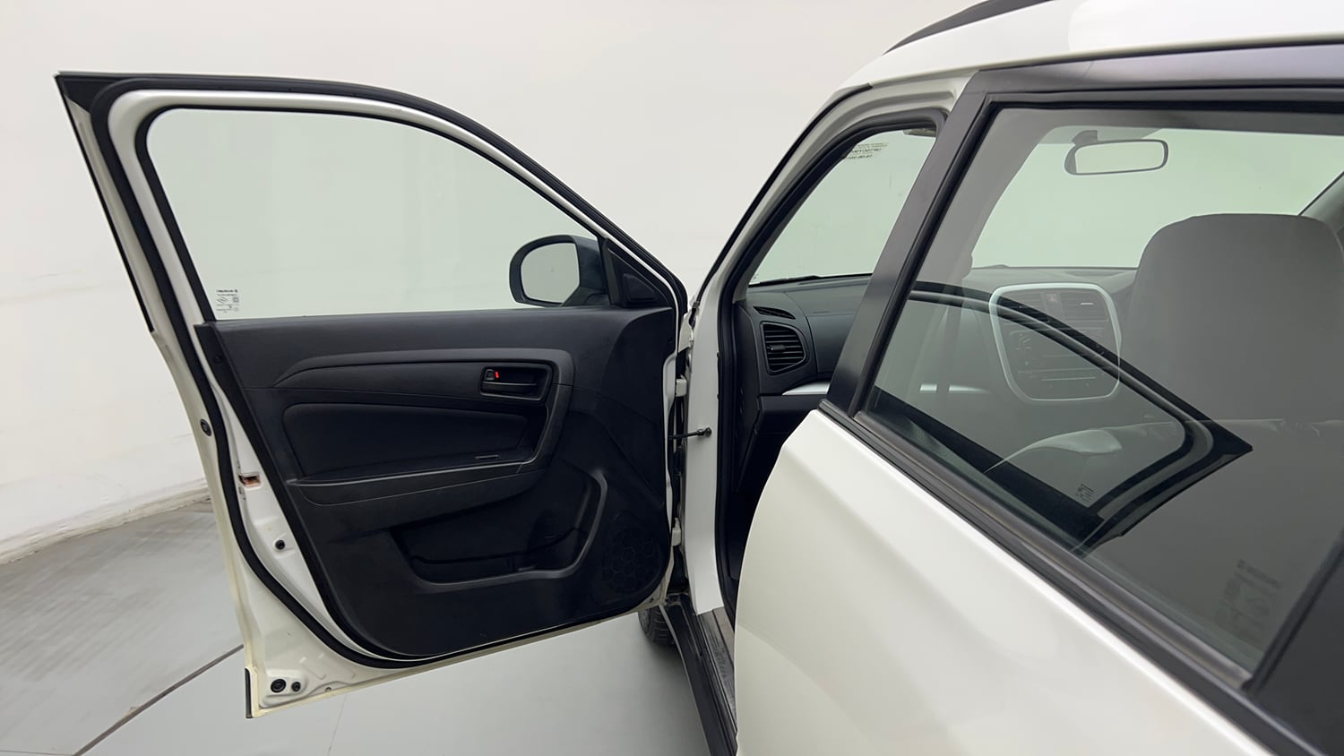 Used 2019 Maruti Suzuki Vitara Brezza [2016-2020] VDi Diesel Manual interior LEFT FRONT DOOR OPEN VIEW