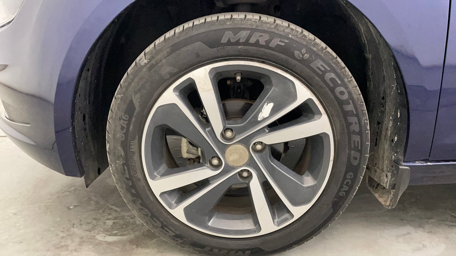 Used 2025 Tata Altroz XZ Petrol Petrol Manual tyres LEFT FRONT TYRE RIM VIEW