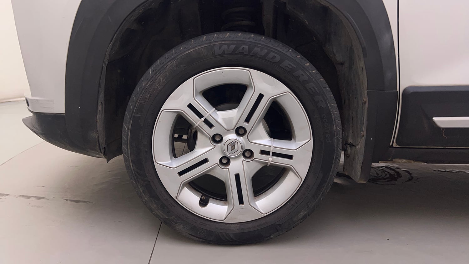 Used 2021 Renault Kiger RXT MT Dual Tone Petrol Manual tyres LEFT FRONT TYRE RIM VIEW
