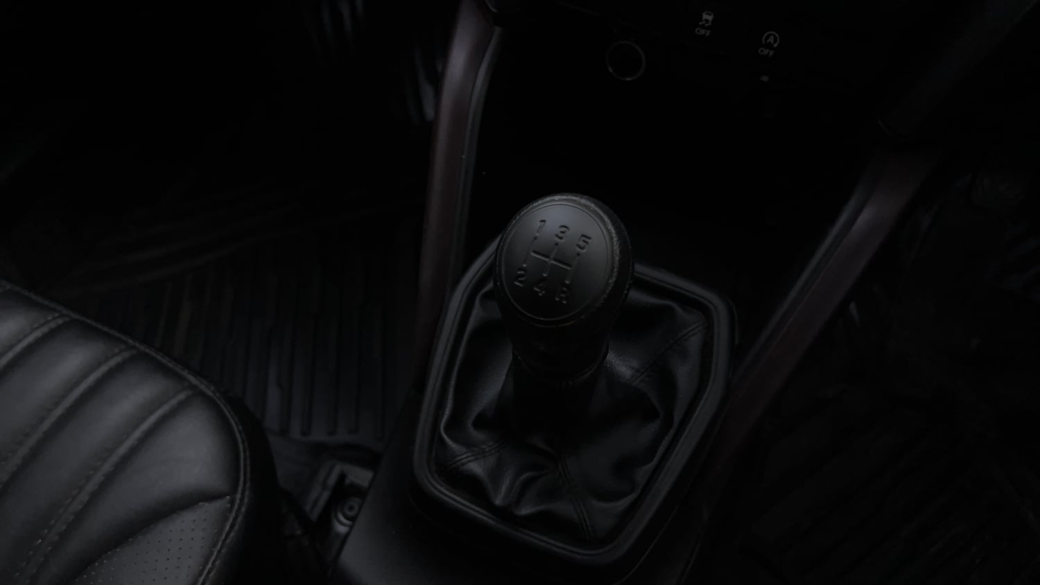 Used 2024 Maruti Suzuki Grand Vitara Delta Smart Hybrid Petrol Manual interior GEAR  KNOB VIEW