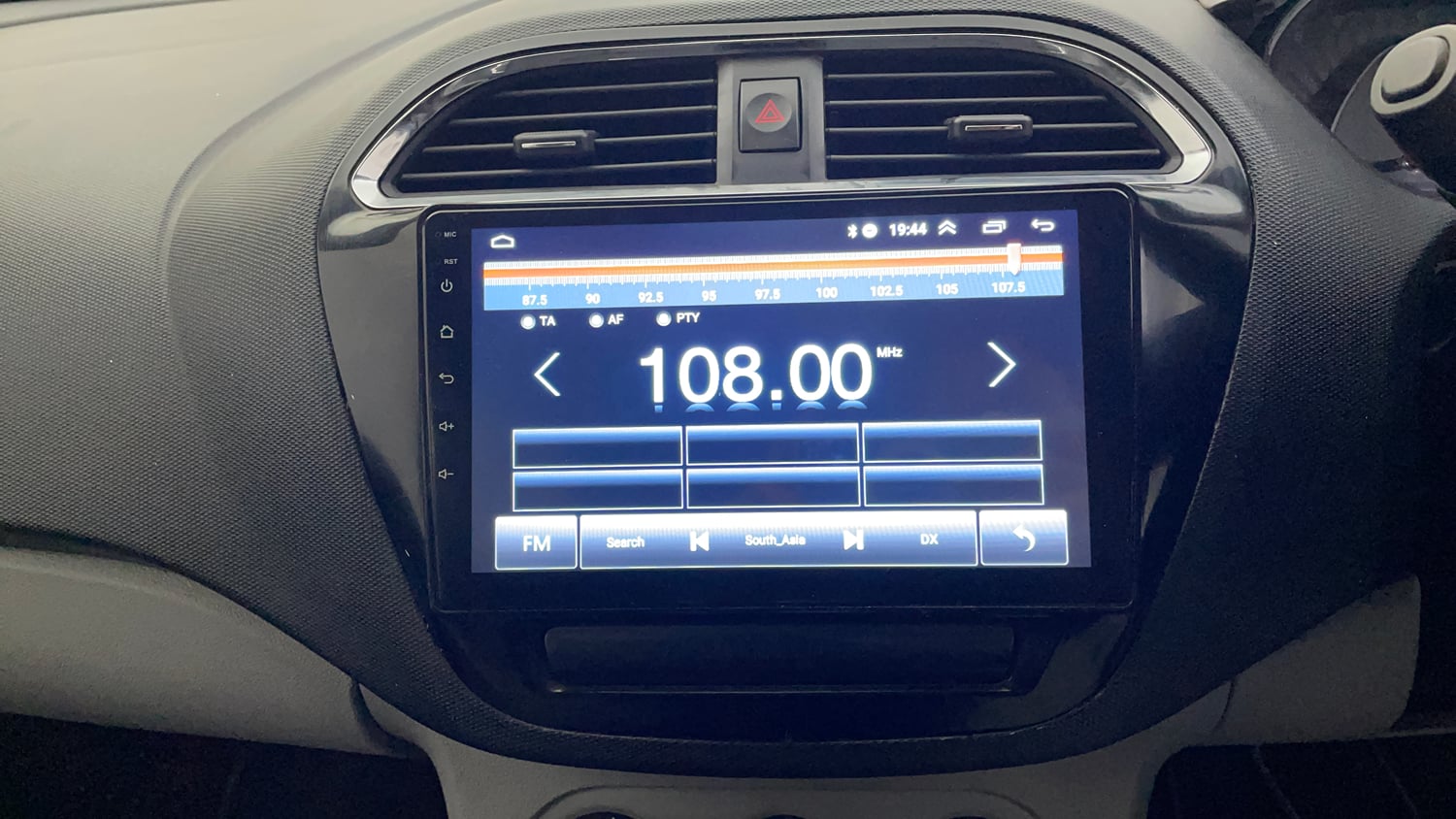 Used 2022 Tata Tiago XT (O) Petrol Manual top_features Integrated (in-dash) music system