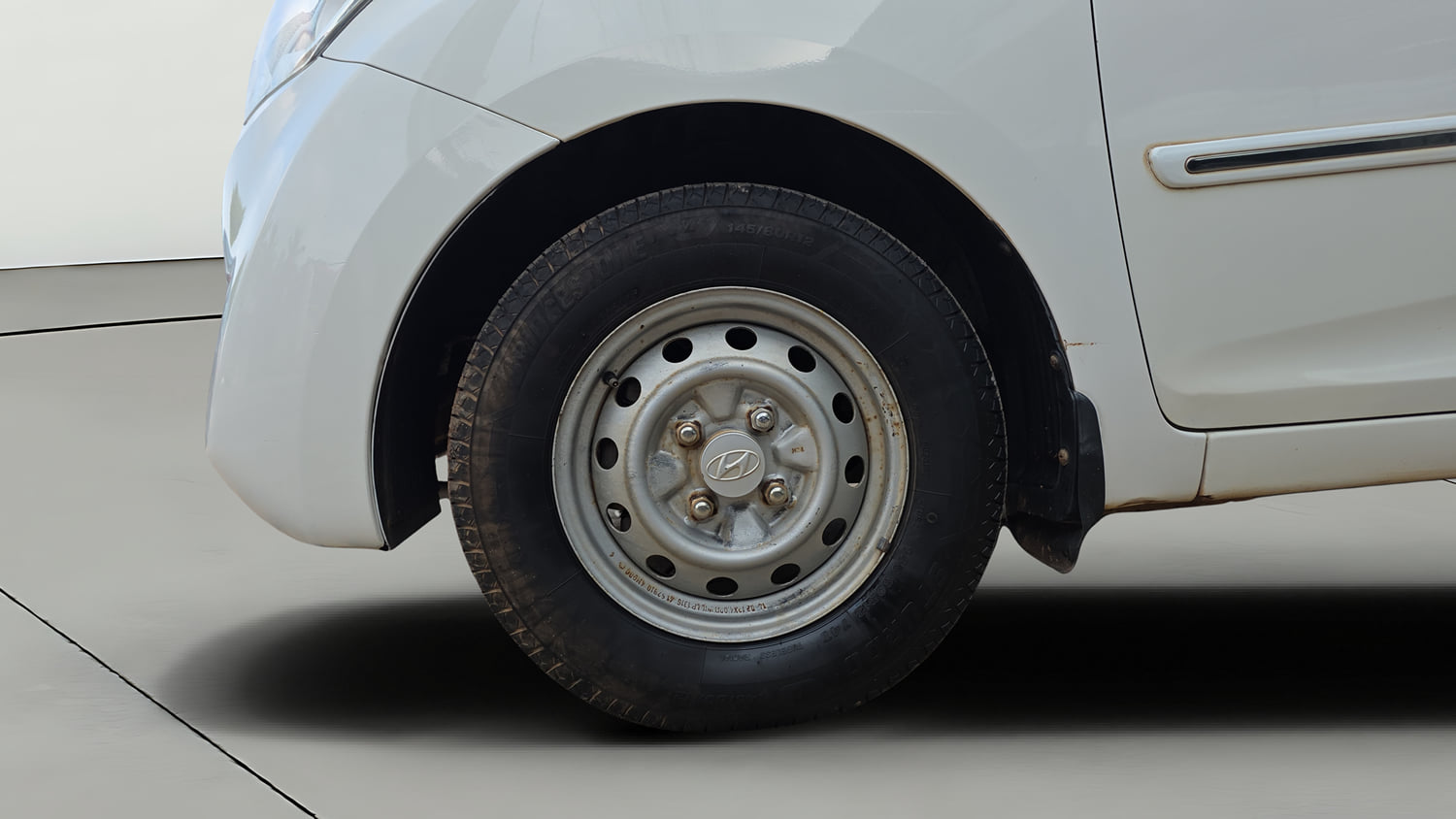 Used 2014 Hyundai Eon Era + Petrol Manual tyres LEFT FRONT TYRE RIM VIEW