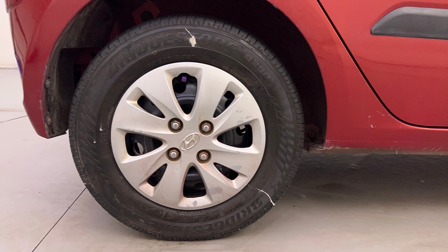 Used 2012 Hyundai i10 Magna 1.2 Kappa2 Petrol Manual tyres RIGHT REAR TYRE RIM VIEW
