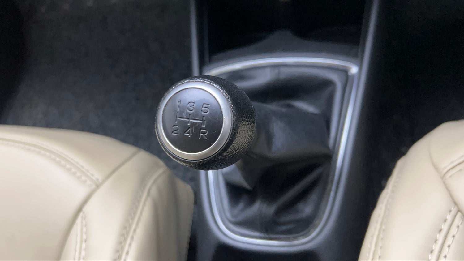 Used 2024 honda Amaze 2nd Generation VX 1.2 Petrol MT Petrol Manual interior GEAR  KNOB VIEW