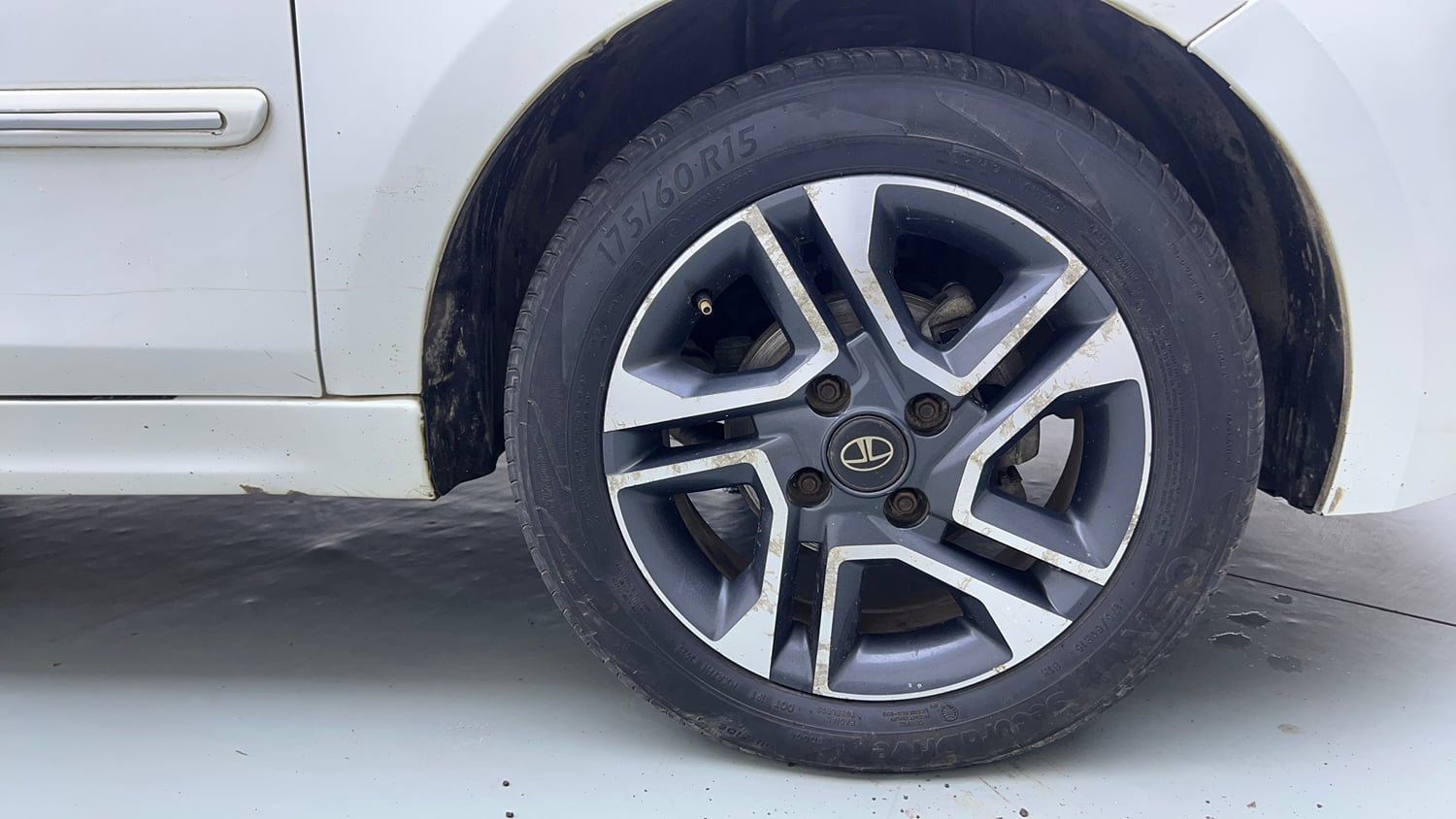Used 2020 Tata Tigor XZA Plus Petrol Automatic tyres RIGHT FRONT TYRE RIM VIEW
