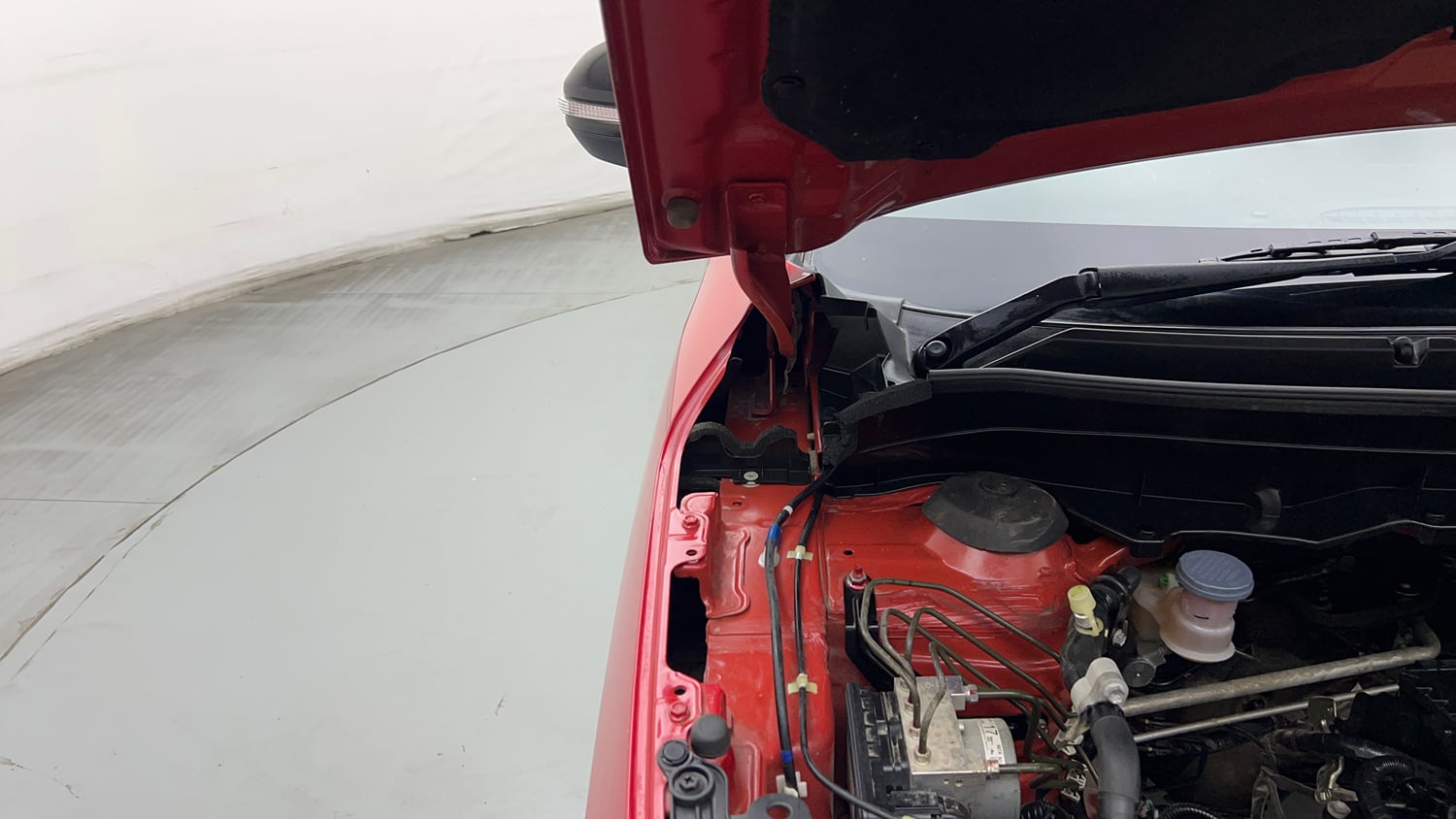 Used 2023 Maruti Suzuki Brezza Zxi Dual Tone Petrol Manual engine ENGINE RIGHT SIDE HINGE & APRON VIEW