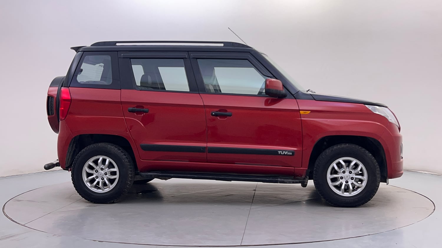Used 2016 Mahindra TUV300 T8 Diesel Manual exterior RIGHT SIDE VIEW