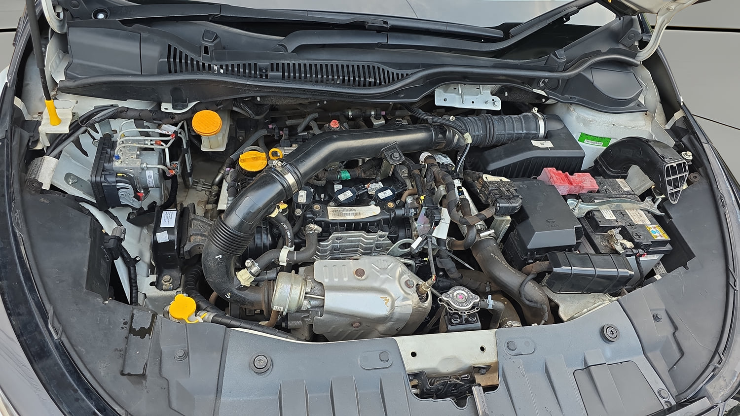Used 2025 Tata Altroz Racer R2 Petrol Manual engine ENGINE RIGHT SIDE VIEW