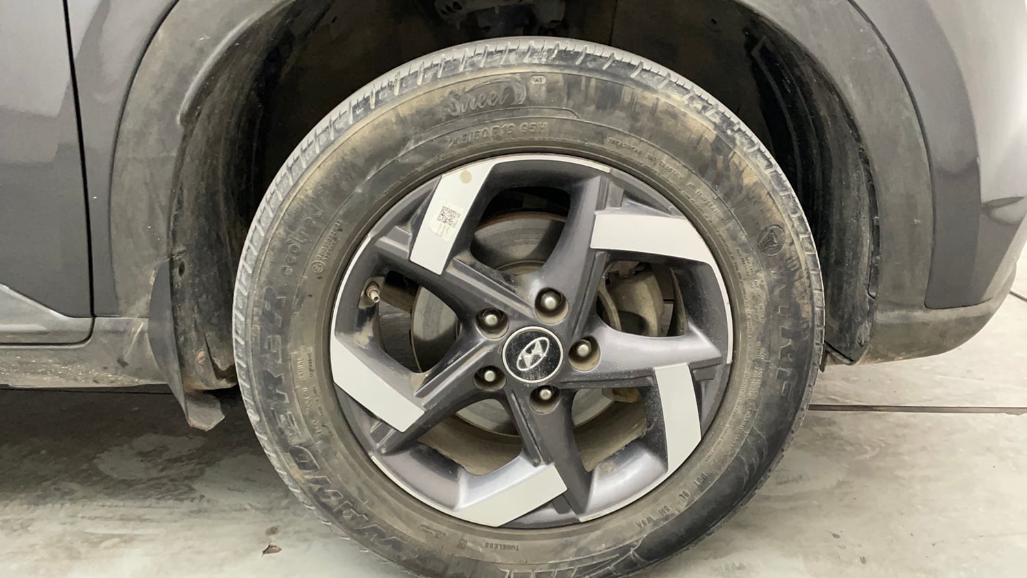 Used 2022 Hyundai Venue SX (O) 1.5 CRDi Executive Diesel Manual tyres RIGHT FRONT TYRE RIM VIEW
