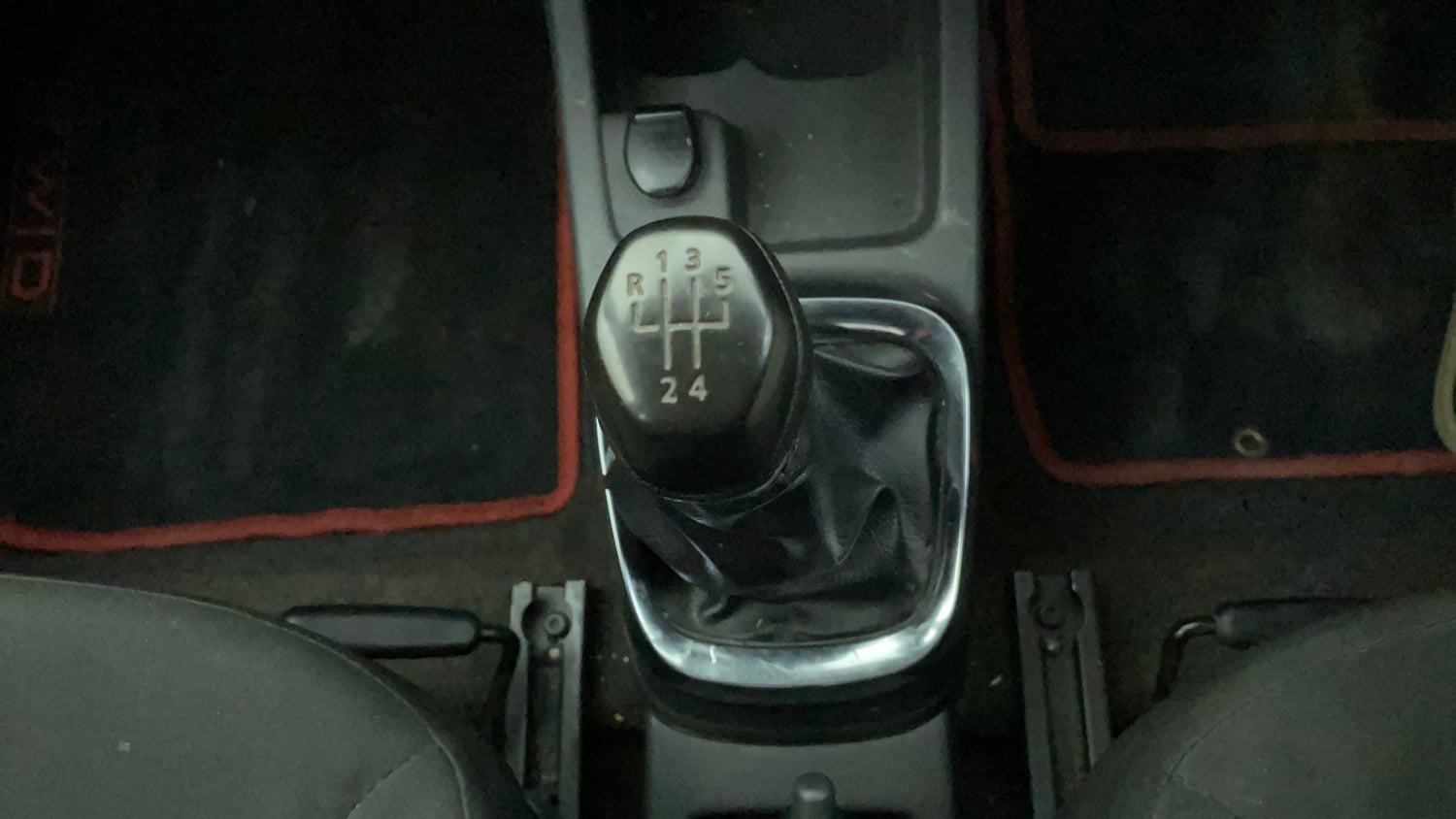 Used 2016 Renault Kwid 1.0 RXT Petrol Manual interior GEAR  KNOB VIEW