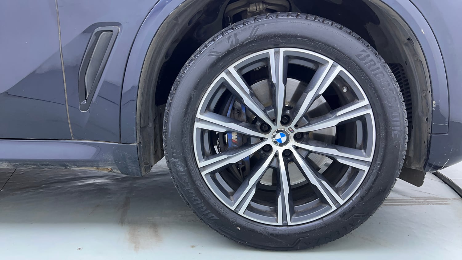 Used 2022 BMW X5 xDrive40i M Sport Petrol Automatic tyres RIGHT FRONT TYRE RIM VIEW