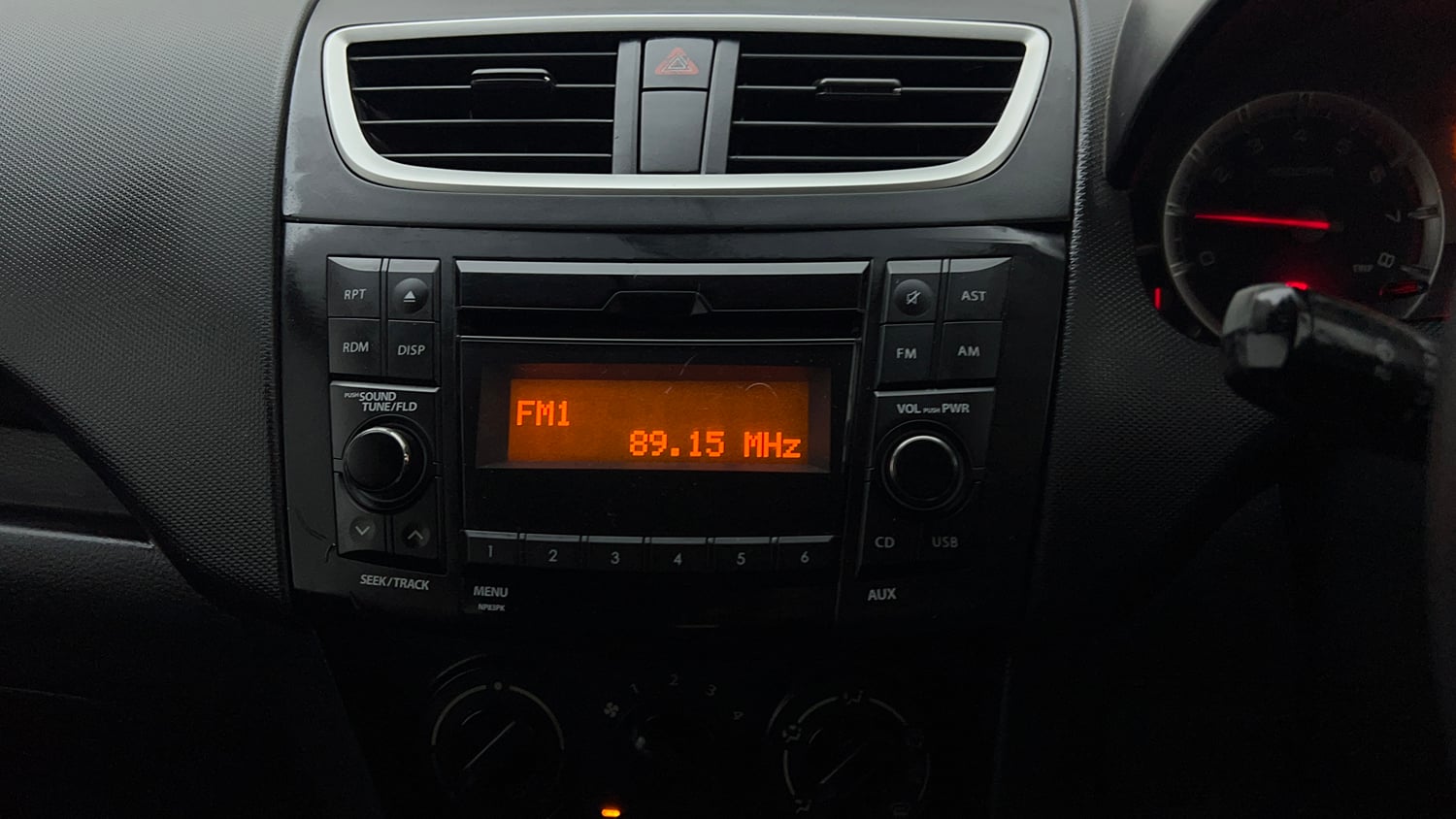 Used 2015 Maruti Suzuki Swift VXi Petrol Manual top_features Integrated (in-dash) music system