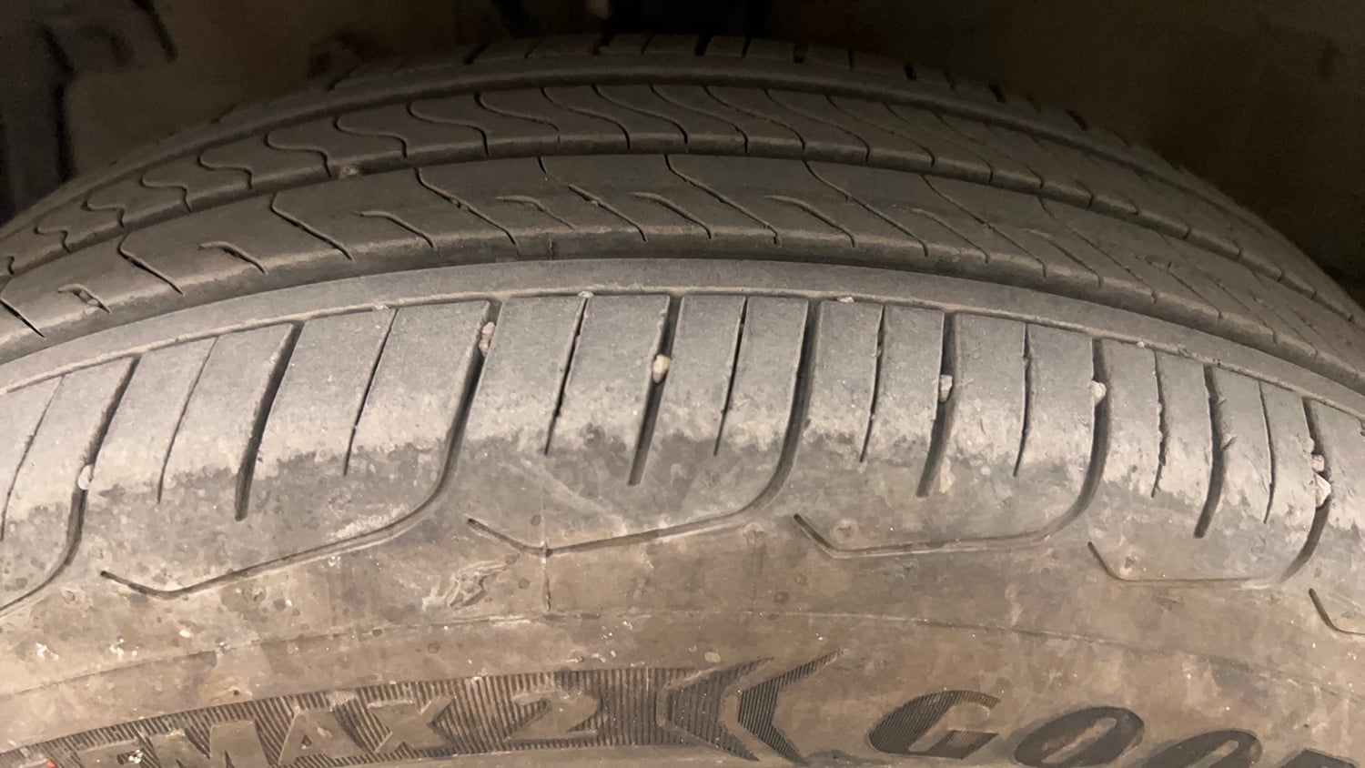 Used 2016 Maruti Suzuki Swift ZXi Petrol Manual tyres LEFT FRONT TYRE TREAD VIEW