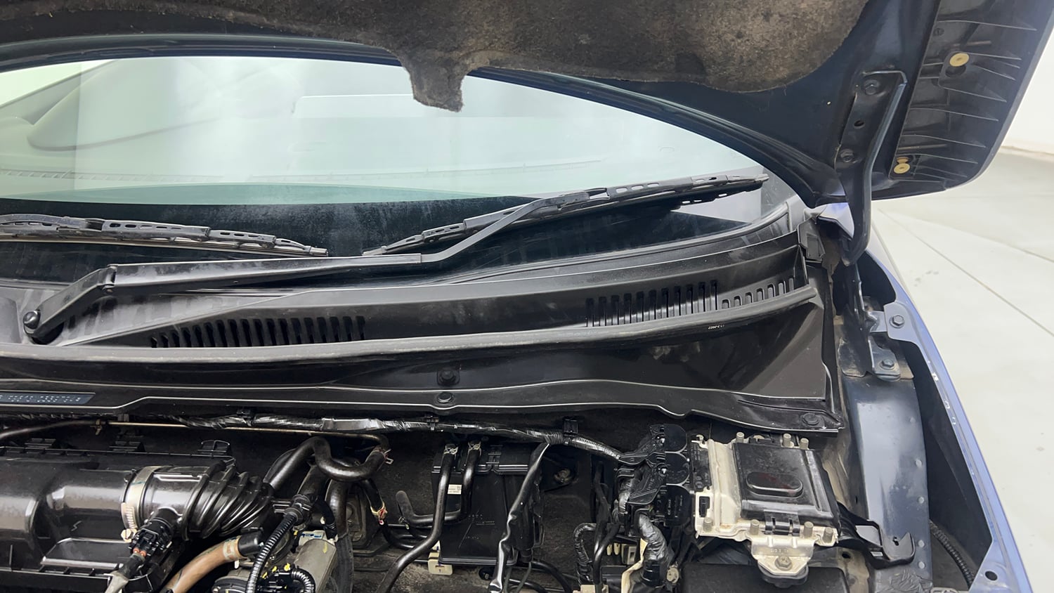 Used 2022 Maruti Suzuki Ignis Zeta 1.2 MT Petrol Manual engine ENGINE LEFT SIDE HINGE & APRON VIEW
