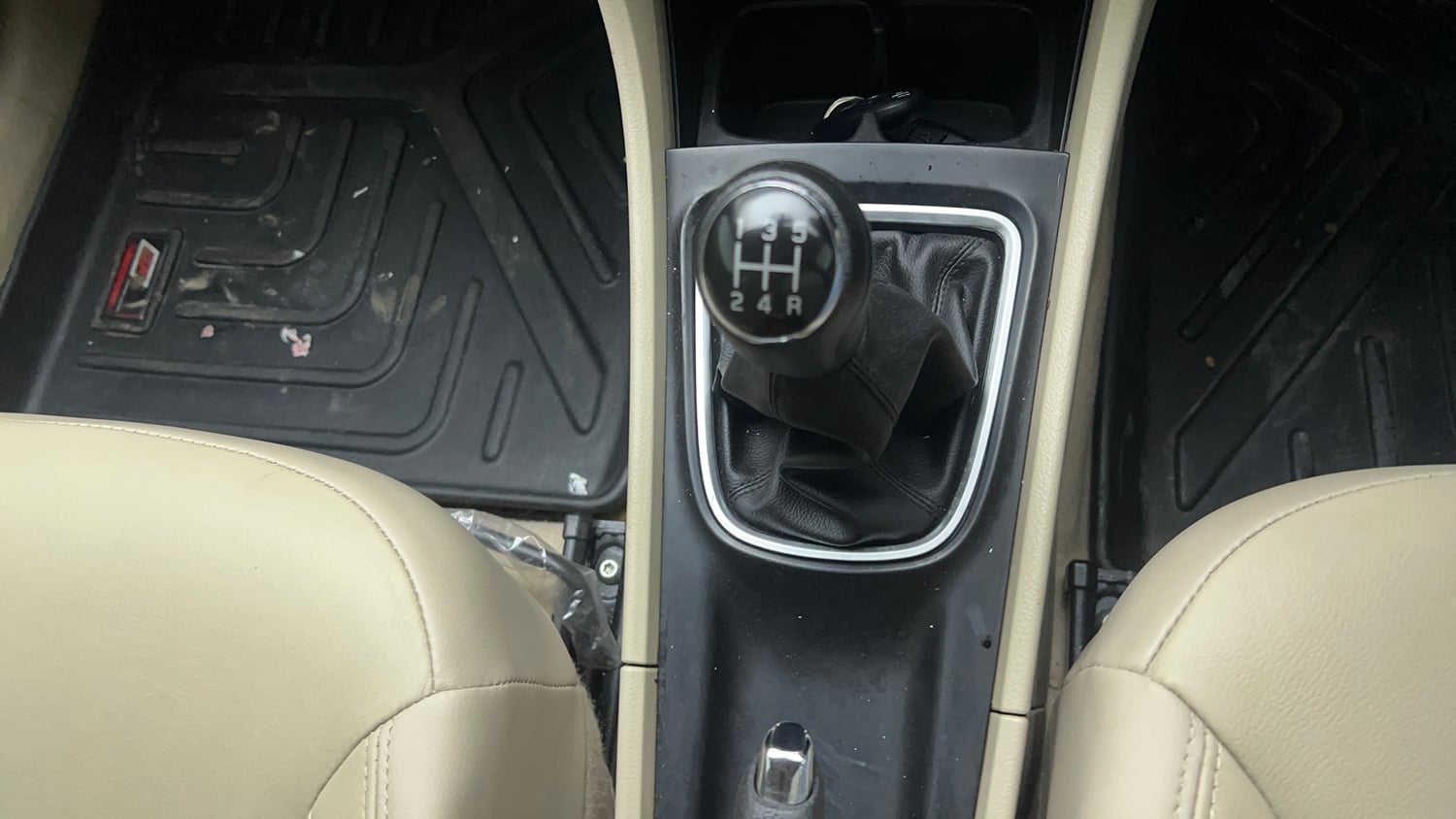 Used 2023 Maruti Suzuki Ciaz Alpha 1.5 Petrol Manual interior GEAR  KNOB VIEW