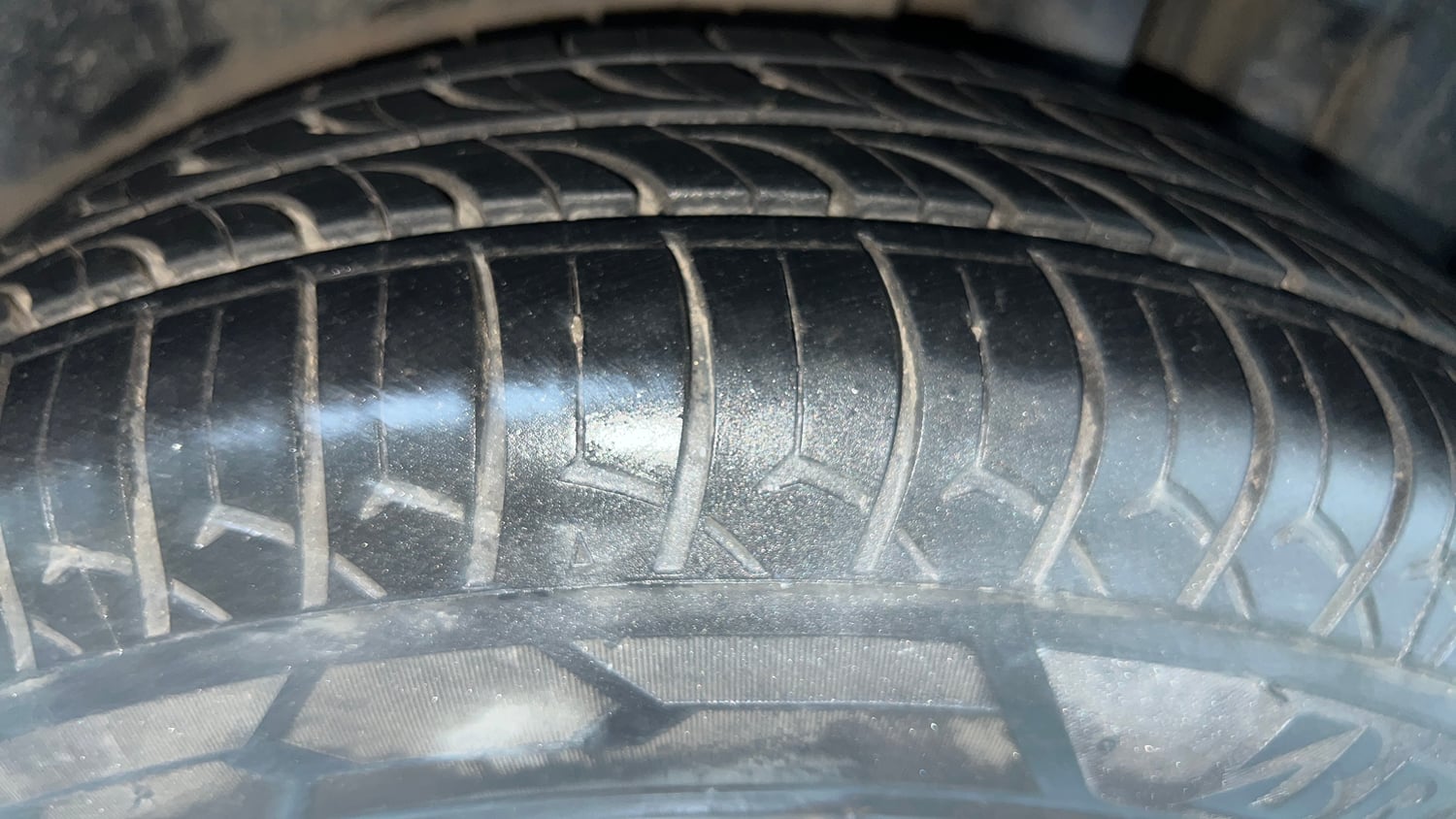 Used 2015 Maruti Suzuki Swift VXi Petrol Manual tyres LEFT REAR TYRE TREAD VIEW