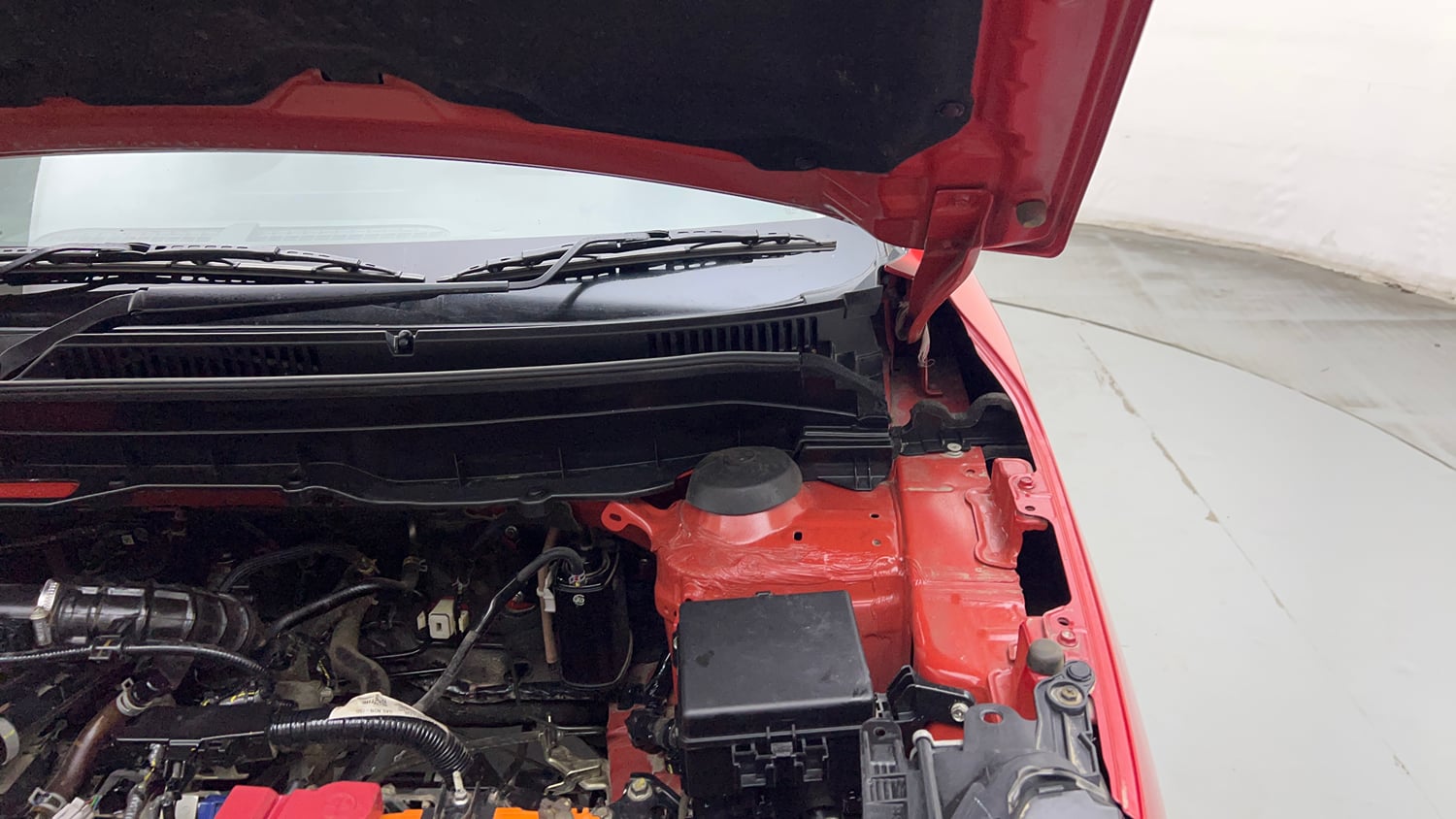 Used 2023 Maruti Suzuki Brezza Zxi Dual Tone Petrol Manual engine ENGINE LEFT SIDE HINGE & APRON VIEW