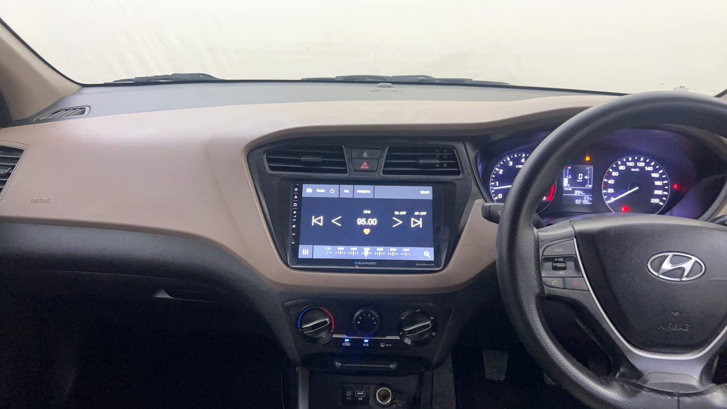 Used 2017 Hyundai Elite i20 Sportz 1.2 Petrol Manual interior MUSIC SYSTEM & AC CONTROL VIEW
