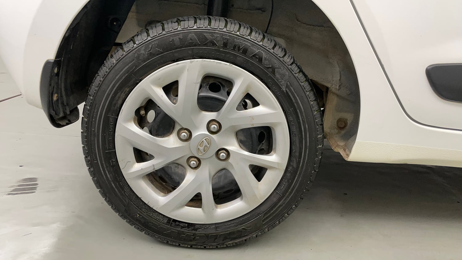 Used 2019 Hyundai Grand i10 Magna 1.2 Kappa VTVT Petrol Manual tyres RIGHT REAR TYRE RIM VIEW