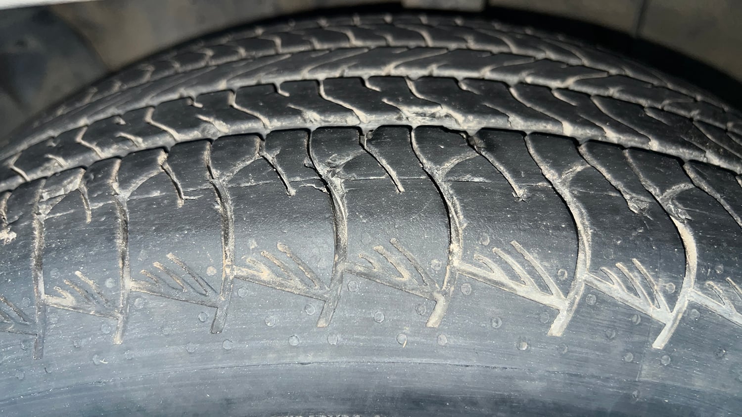 Used 2022 Hyundai Alcazar Prestige Exe (O) 7 STR 1.5 Diesel AT Diesel Automatic tyres LEFT FRONT TYRE TREAD VIEW