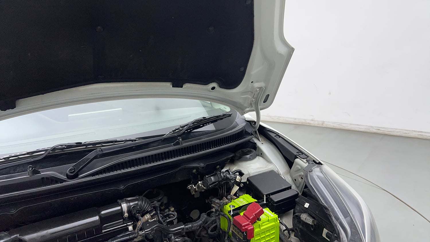 Used 2019 Maruti Suzuki Baleno Zeta Petrol Manual engine ENGINE LEFT SIDE HINGE & APRON VIEW