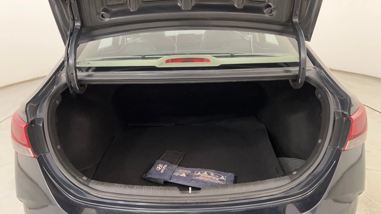 Used 2022 Hyundai Verna SX 1.5 VTVT IVT Petrol Automatic interior DICKY INSIDE VIEW