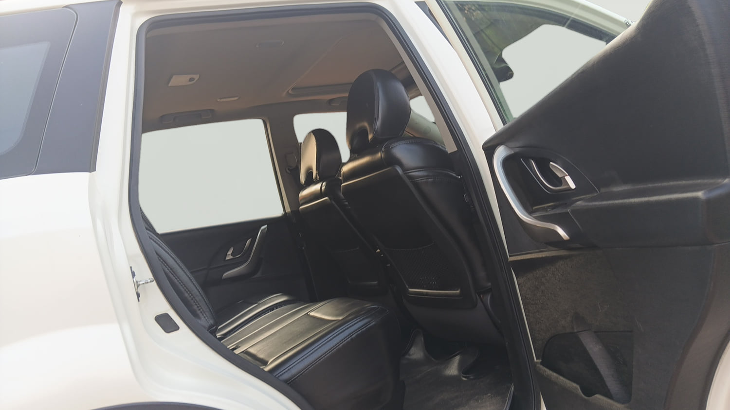 Used 2018 Mahindra XUV500 W9 Diesel Manual interior RIGHT SIDE REAR DOOR CABIN VIEW
