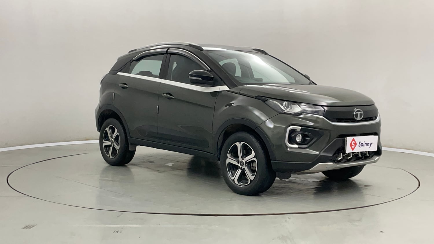 Used 2021 Tata Nexon XZ Plus Petrol Manual exterior RIGHT FRONT CORNER VIEW