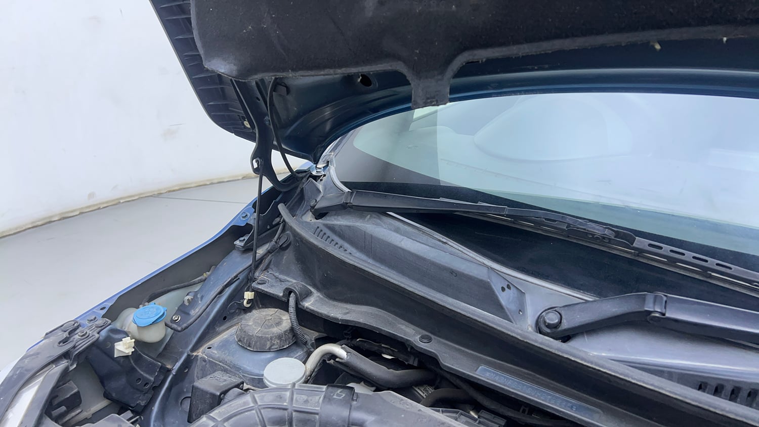 Used 2019 Maruti Suzuki Ignis [2017-2020] Zeta AMT Petrol Dual Tone Petrol Automatic engine ENGINE RIGHT SIDE HINGE & APRON VIEW